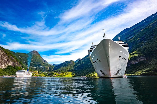 Kreuzfahrtschiffe auf dem Geiranger Fjord, Norwegen — Stockfoto