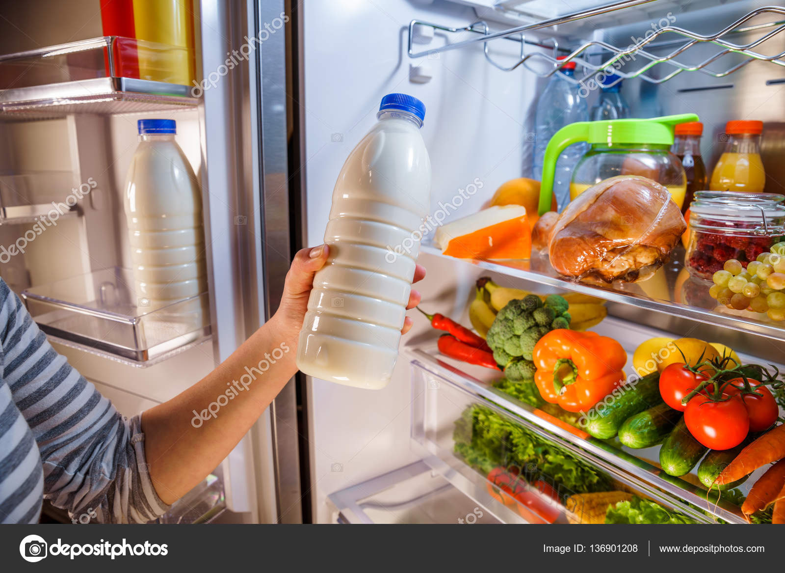Почему в домашние холодильники рекомендуют помещать. Холодильник с продуктами. Холодильник с едой. Открытый холодильник. Открытый холодильник с едой.