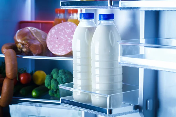 Öppet kylskåp fyllt med mat — Stockfoto