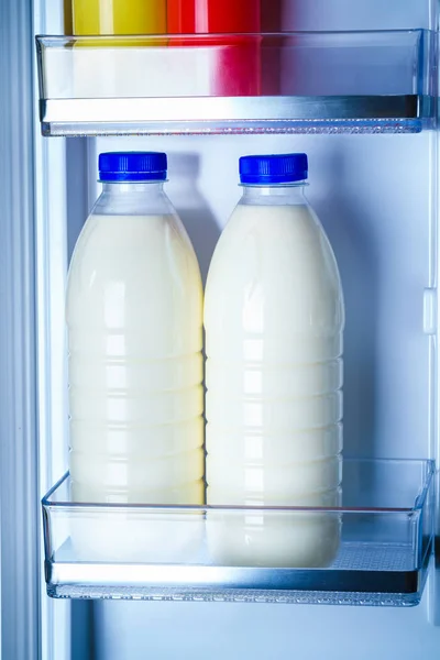 Buzdolabında süt şişe — Stok fotoğraf