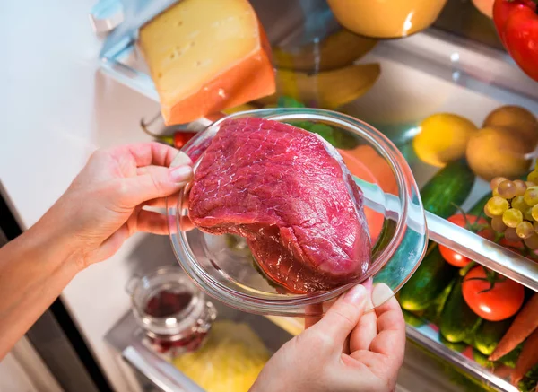 Свежее сырое мясо на полке открытого холодильника — стоковое фото