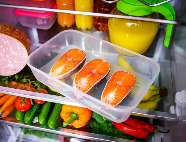 Filete de salmón crudo en el refrigerador abierto —  Fotos de Stock