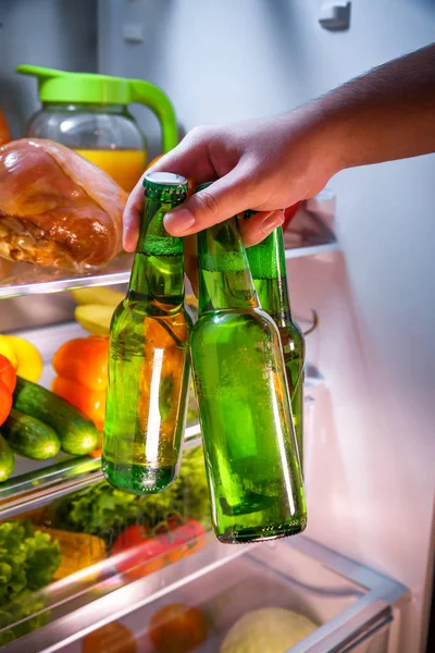 Un homme prend de la bière dans un frigo — Photo