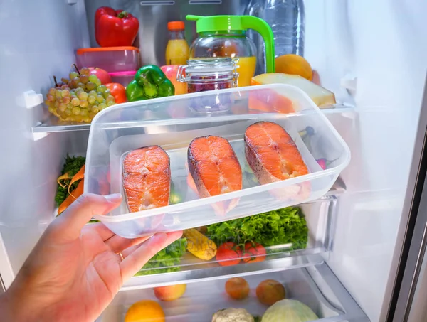 Bife de salmão cru na geladeira aberta — Fotografia de Stock