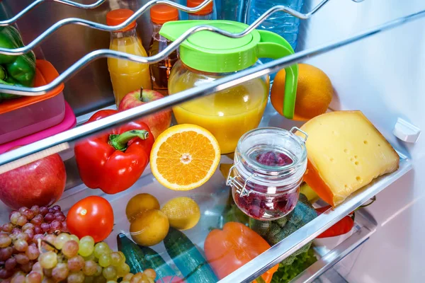 Refrigerador abierto lleno de alimentos — Foto de Stock