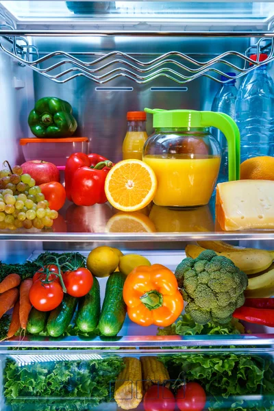 Frigorifero aperto pieno di cibo — Foto Stock