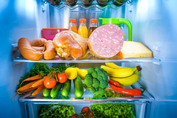 Otevřená chladnička naplněná jídlem — Stock fotografie