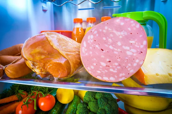 Yemeklerle dolu açık buzdolabı. — Stok fotoğraf