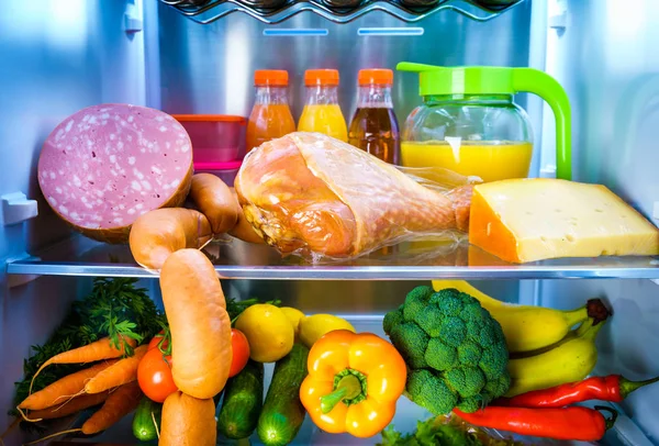 Открытый холодильник, наполненный едой — стоковое фото
