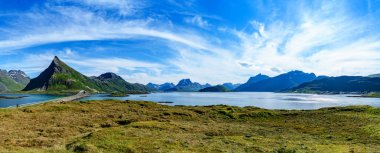 Lofoten bir adalar ilçe Nordland, Norveç içinde olduğunu. Dramatik dağlar ve tepeler, açık deniz ve korunaklı koyları, plajları ve bakir topraklar ile ayırt edici bir sahne için bilinen.