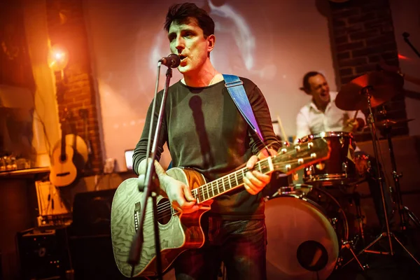 Band performs on stage — Stock Photo, Image