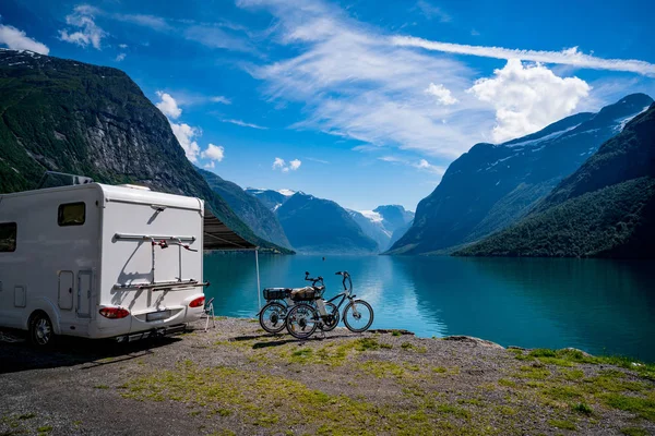 Viaje de vacaciones en familia, viaje de vacaciones en autocaravana — Foto de Stock