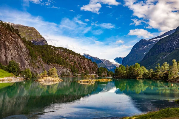 Lovatnet lago bela natureza Noruega . — Fotografia de Stock