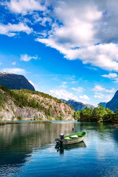 Lovatnet jezero krásné přírody Norsko. — Stock fotografie