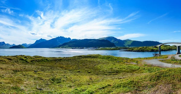 Lofoten es un archipiélago del condado de Nordland, Noruega. Es conocido por un paisaje distintivo con espectaculares montañas y picos, mar abierto y bahías protegidas, playas y tierras vírgenes . —  Fotos de Stock