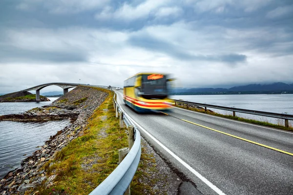 Autobus pubblico che viaggia su strada in Norvegia — Foto Stock