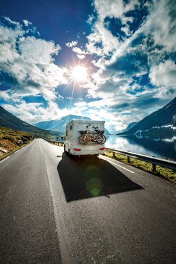 Karavan araba otoyolda seyahat.