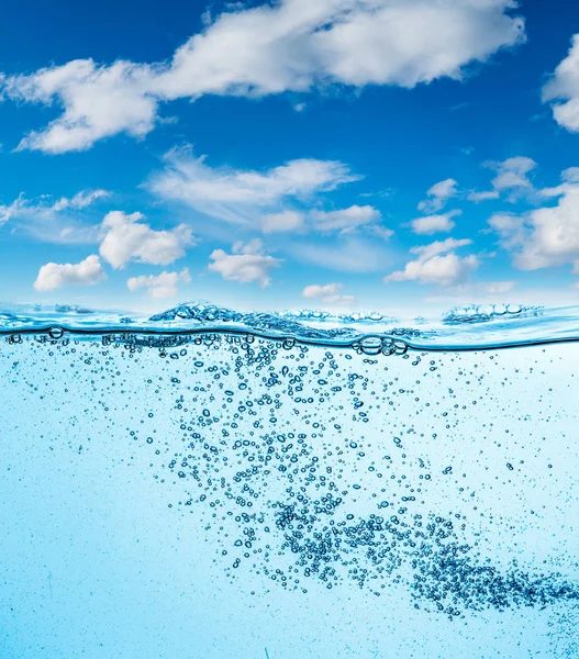Закрыть воду на фоне голубого неба — стоковое фото