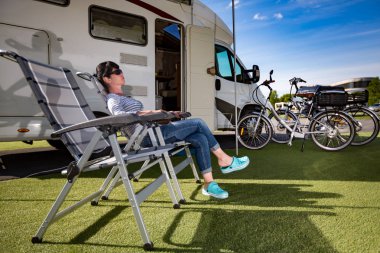 Aile tatil seyahat, kamyonet ve karavan tatil gezisi