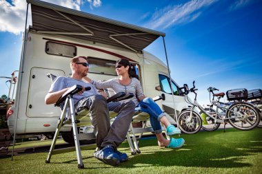 Aile tatil seyahat, kamyonet ve karavan tatil gezisi