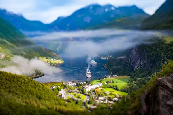 Geiranger fiyort, Norveç Tilt shift objektif. — Stok fotoğraf