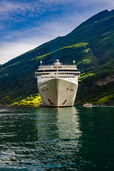 Kreuzfahrtschiffe auf dem Geiranger Fjord, Norwegen — Stockfoto