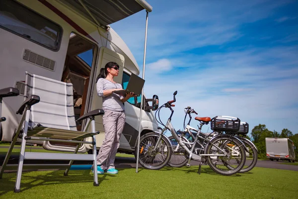 Viagem de férias em família, viagem de férias em motorhome — Fotografia de Stock