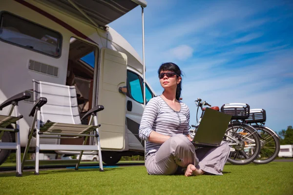 Viaje de vacaciones en familia, viaje de vacaciones en autocaravana — Foto de Stock