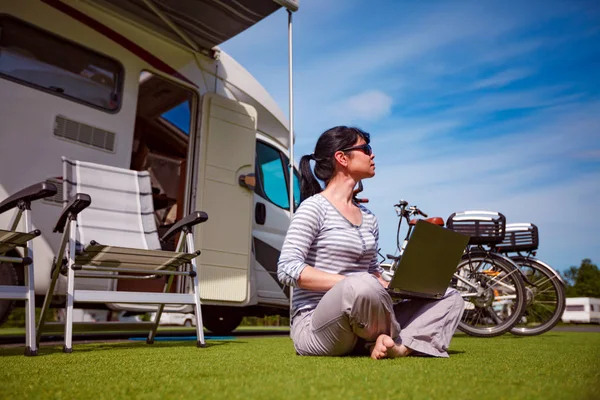 Viaje de vacaciones en familia, viaje de vacaciones en autocaravana —  Fotos de Stock