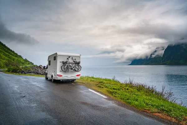 Caravana coche viaja por la carretera . —  Fotos de Stock