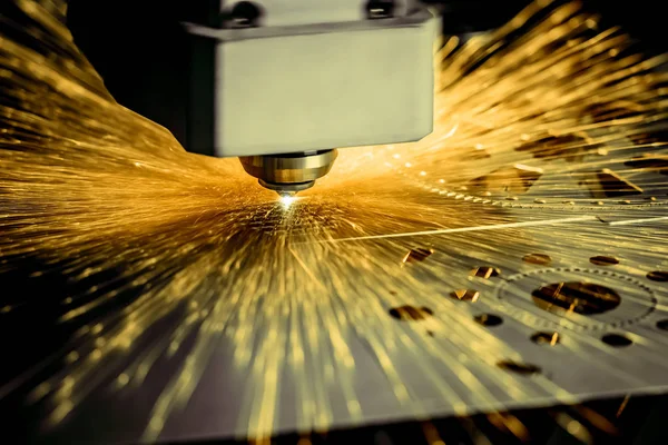 Corte a laser CNC de metal, tecnologia industrial moderna. . — Fotografia de Stock