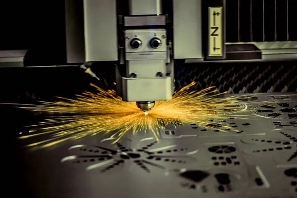 CNC Taglio laser di metallo, moderna tecnologia industriale. . — Foto Stock