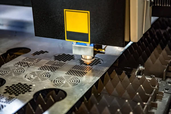 CNC Taglio laser di metallo, moderna tecnologia industriale. . — Foto Stock