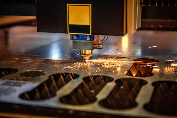 CNC Cięcie laserowe metalu, nowoczesna technologia przemysłowa. . — Zdjęcie stockowe