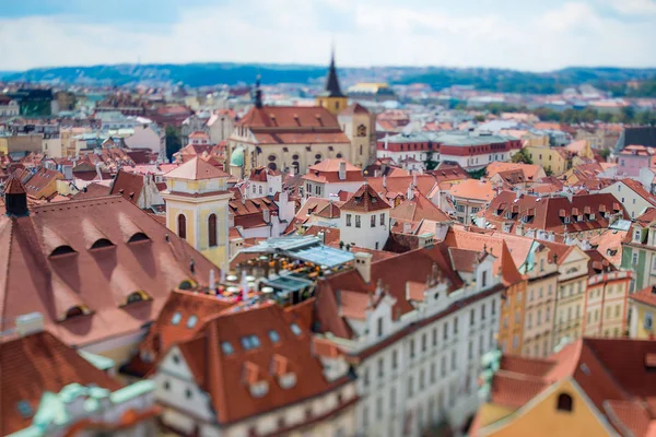 Praag uitzicht over de stad van bovenaf. Tilt/shift lens. — Stockfoto