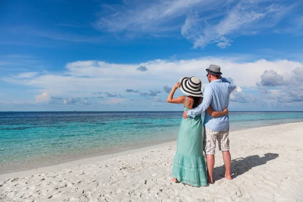 熱帯の上を歩いての休暇のカップル ビーチ モルディブ. — ストック写真