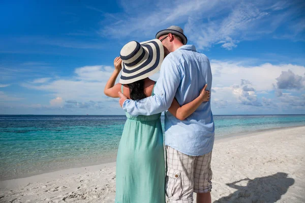 度假夫妇走在热带海滩马尔代夫. — 图库照片