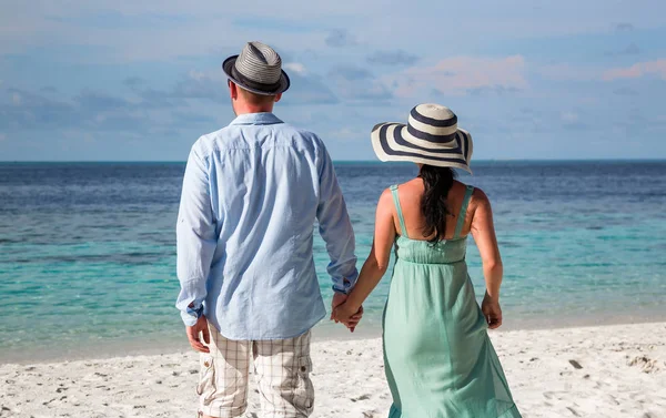 Casal de férias caminhando na praia tropical Maldivas . — Fotografia de Stock