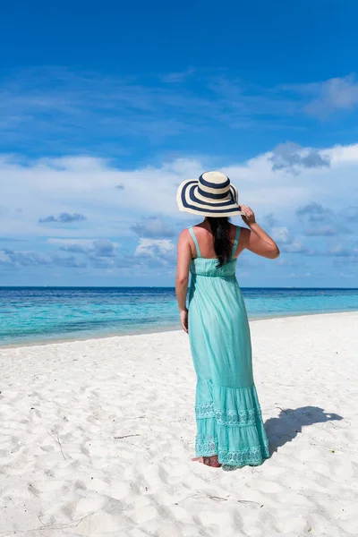 Ragazza che cammina lungo una spiaggia tropicale alle Maldive . — Foto Stock