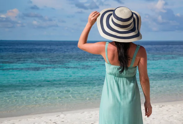 Kız Maldivler tropikal bir plaj boyunca yürüyüş. — Stok fotoğraf