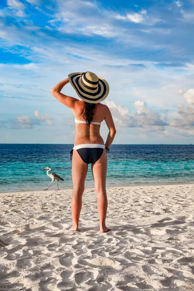 Kvinna och tropical beach i Maldiverna. — Stockfoto