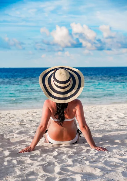 Mulher e praia tropical nas Maldivas . — Fotografia de Stock