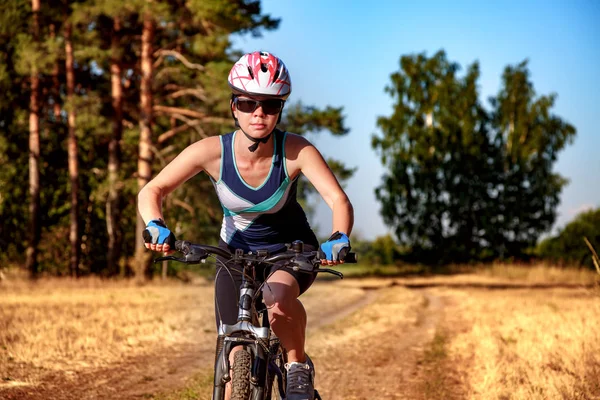 Kvinnor på cykel — Stockfoto