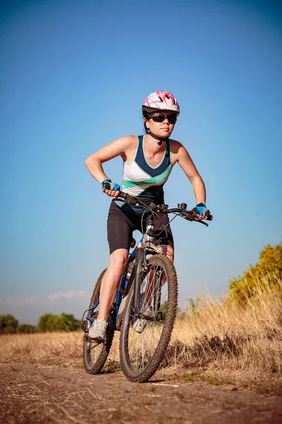 Kvinnor på cykel — Stockfoto