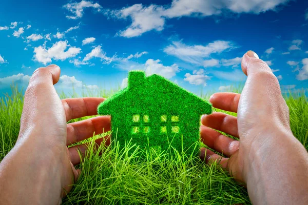 Eco Casa en césped verde protegido por — Foto de Stock