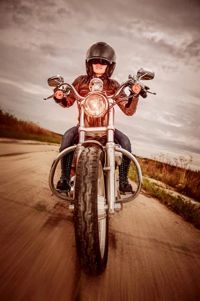 Motorrijder meisje op een motorfiets — Stockfoto