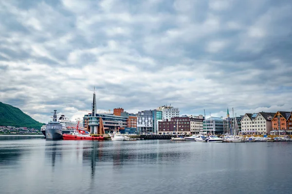 Vista de uma marina em Tromso, Norte da Noruega — Fotografia de Stock