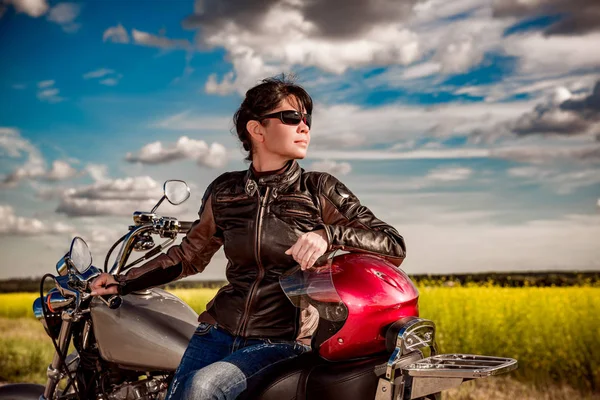 Motorrijder meisje op een motorfiets — Stockfoto