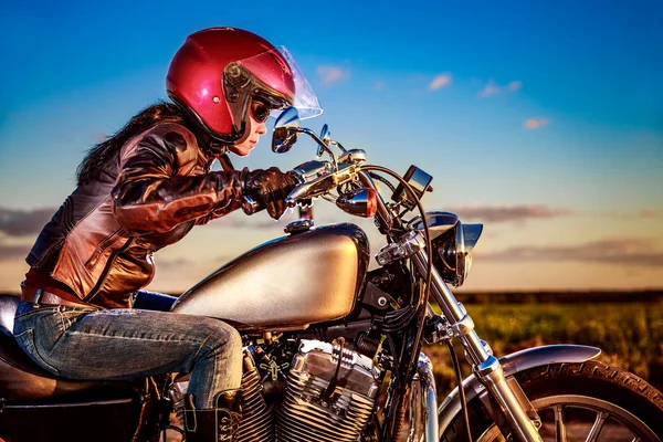Biker dívka na motorce — Stock fotografie