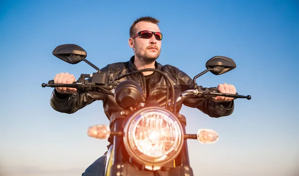 Motorista en una motocicleta — Foto de Stock